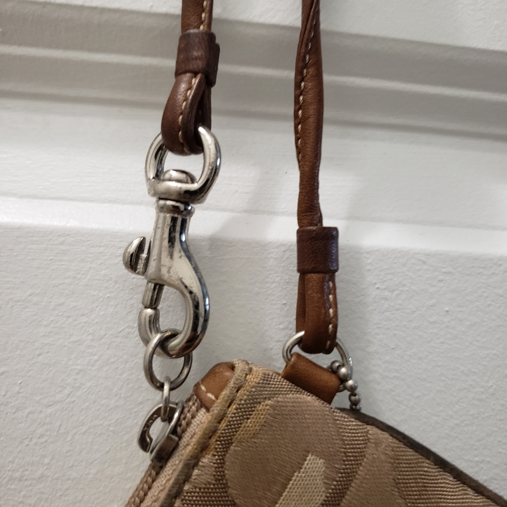 Coach wristlet - Picture 4 of 4